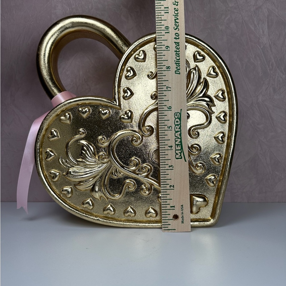 Heart-Shaped Decorative Padlock in Gold - Picture 3 of 16
